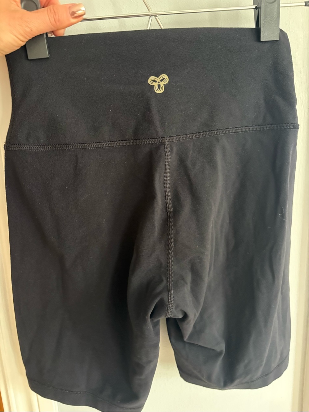 aritzia biker shorts - golden